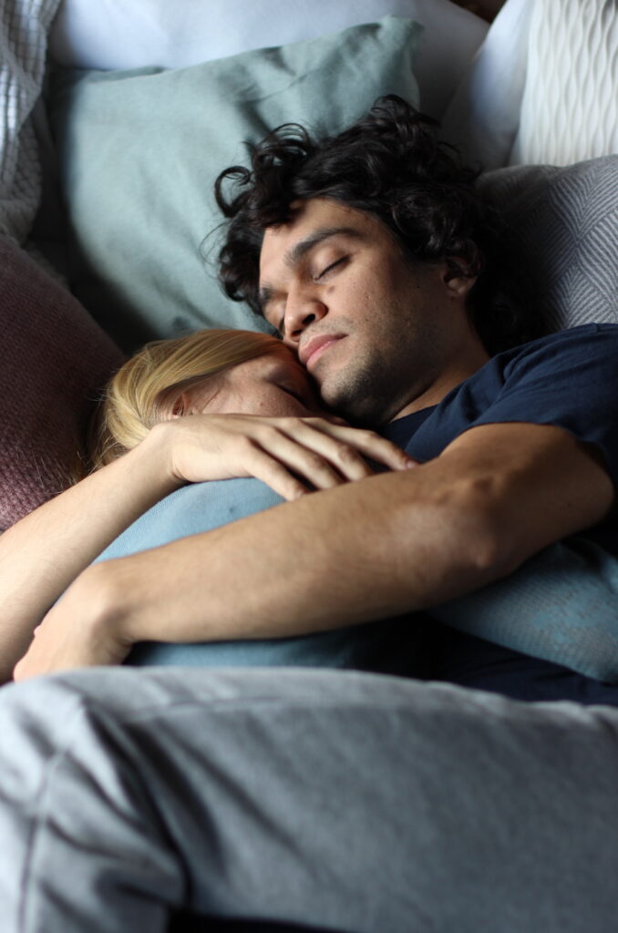 kuscheln-macht-friedlich Innige Umarmung: Frieden beginnt im Kleinen, in unseren Begegnungen.