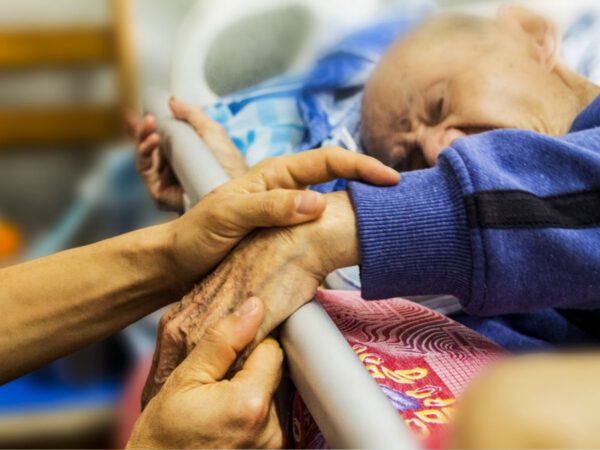 Berührung im Pflegeheim Berührung im Pflegeheim