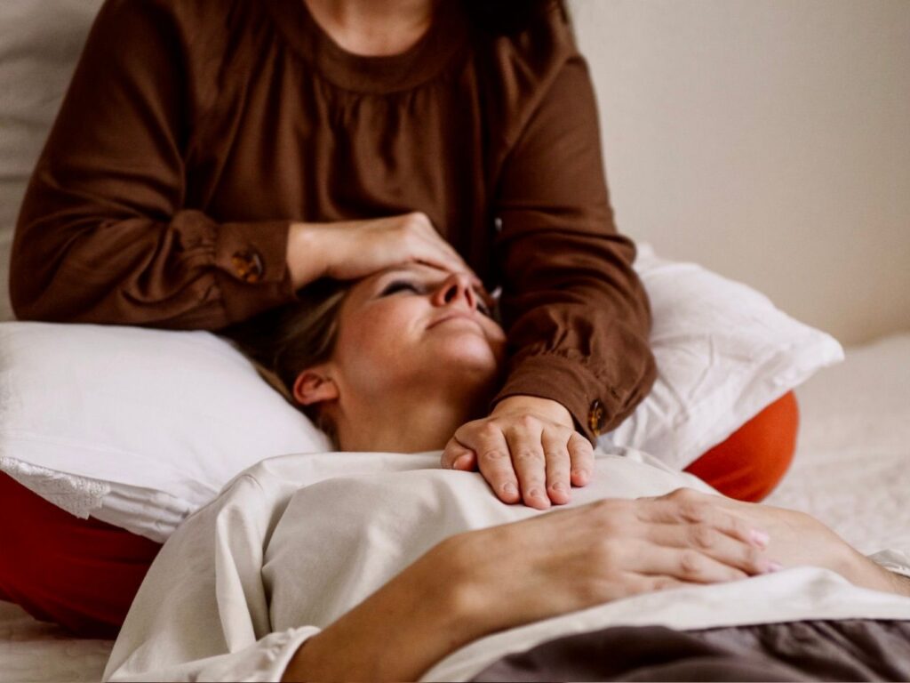 kuscheln-kakao Sanfter Körperkontakt zwischen zwei Frauen. Die Hand liegt am Herzen, Nähe und Entspannung stehen im Vordergrund.