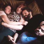 Achtsame Begegnung in einer Kuschelparty im KuschelRaum – Berührung, die Sicherheit und Geborgenheit schenkt.