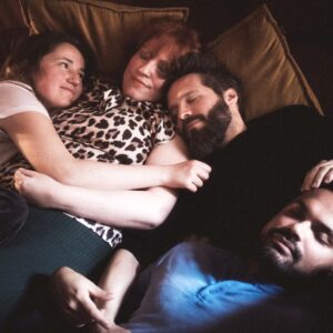 Achtsame Begegnung in einer Kuschelparty im KuschelRaum – Berührung, die Sicherheit und Geborgenheit schenkt.