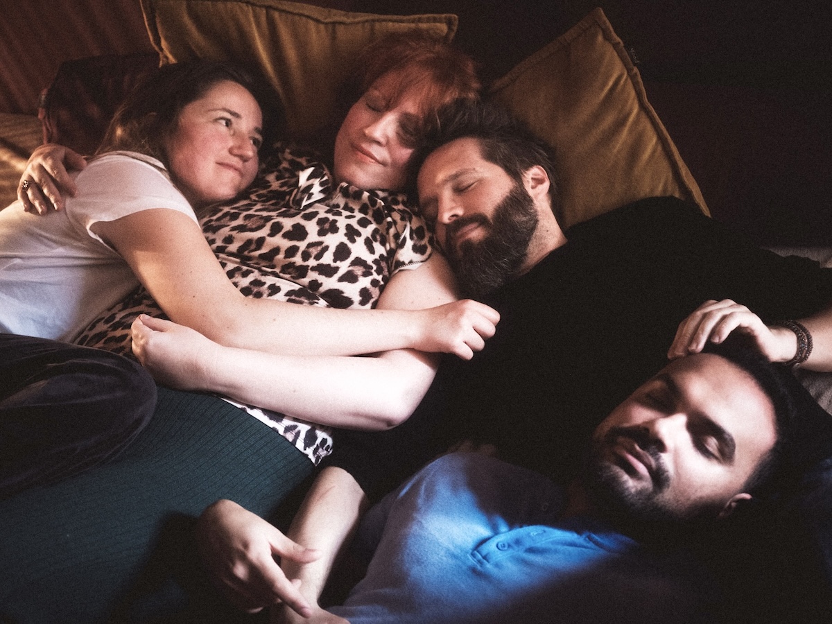 Achtsame Begegnung in einer Kuschelparty im KuschelRaum – Berührung, die Sicherheit und Geborgenheit schenkt.