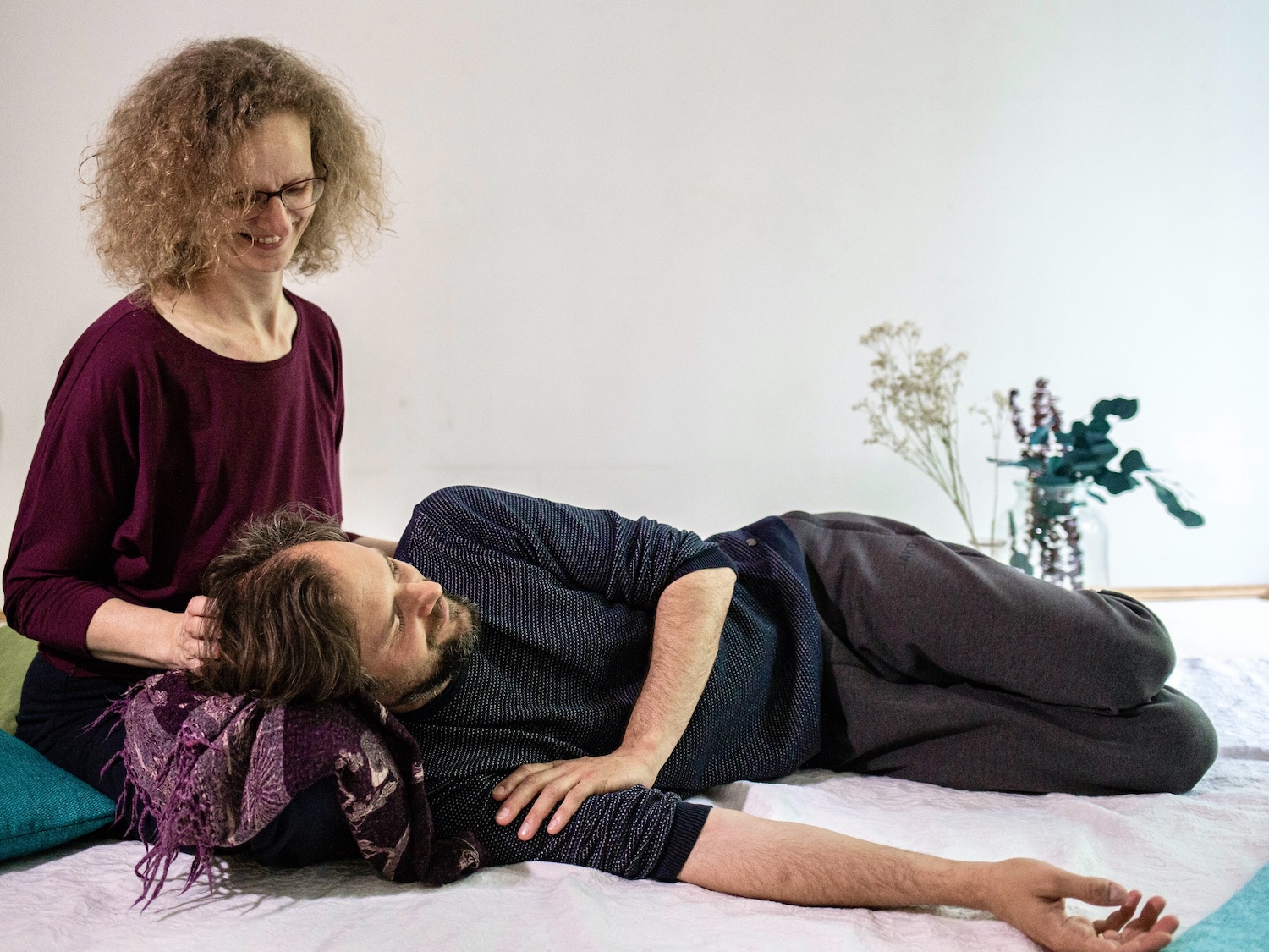 Kuscheltherapie-Session im KuschelRaum Berlin – ein Klient wird gehalten und erfährt liebevolle Präsenz.