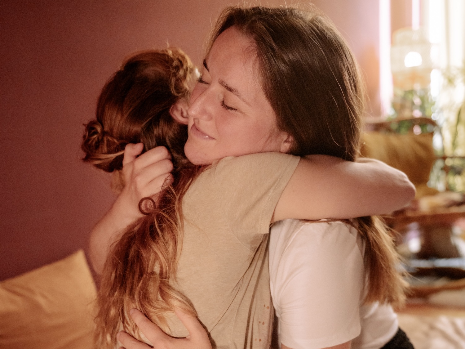 Heilsame Berührung zwischen Kuscheltherapeutin und Klientin – Raum für Loslassen und Verbindung im KuschelRaum.