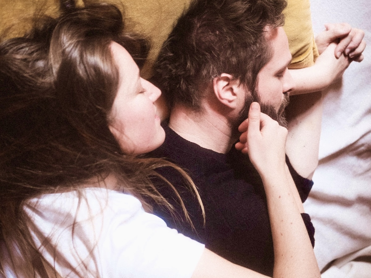 Zwei Menschen begegnen sich in stiller Präsenz – Kuscheltherapie im KuschelRaum mit Vertrauen und Mitgefühl.