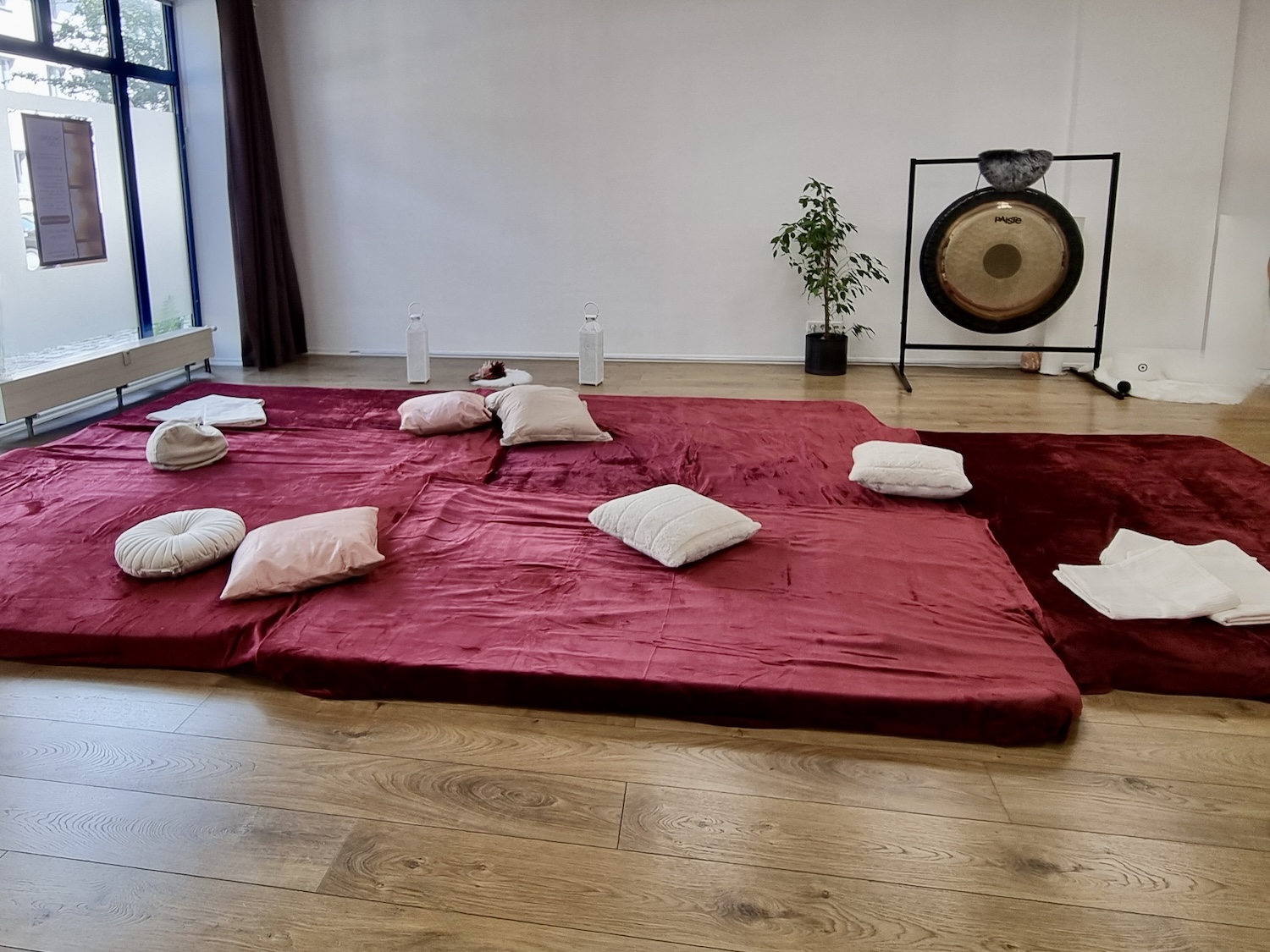Kuscheln für Frauen im KuschelRaum Weißensee, Berlin. Hier darf Frau kichern, sich nähren und sich wohlfühlen.