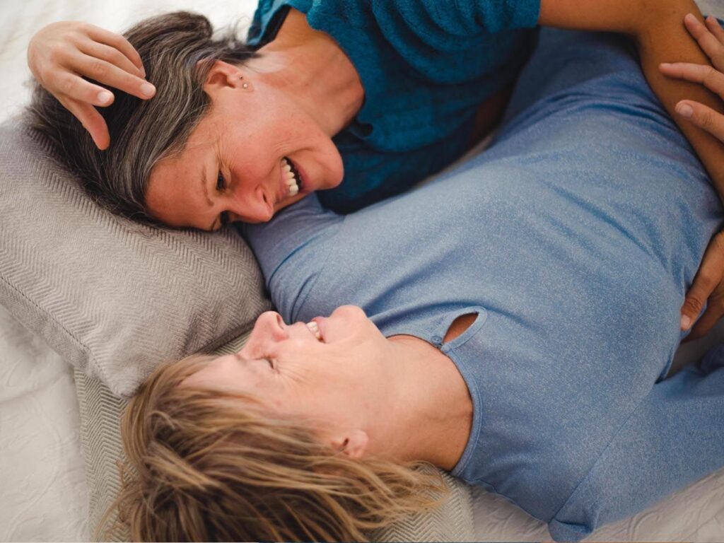 liebevolle-beruehrung-paare Teilnehmer:innen erforschen Berührung und Intimität im KuschelRaum