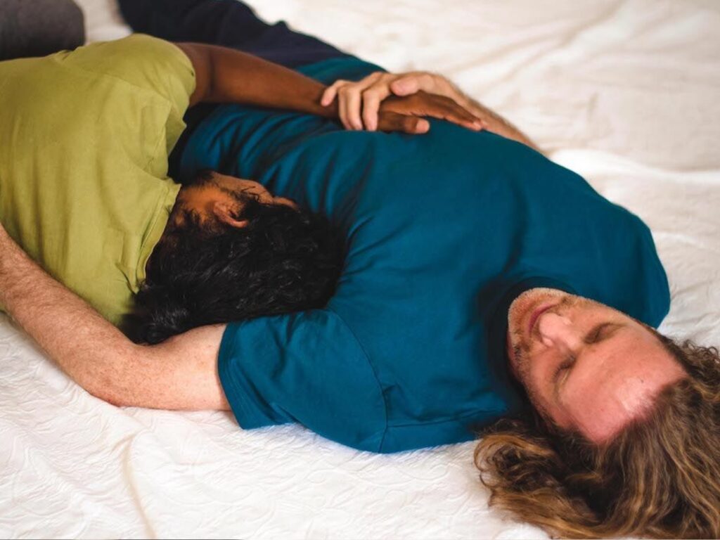 queer-workshop-beruehrung Workshopteilnehmende entdecken Vertrauen und Grenzen in Begegnung