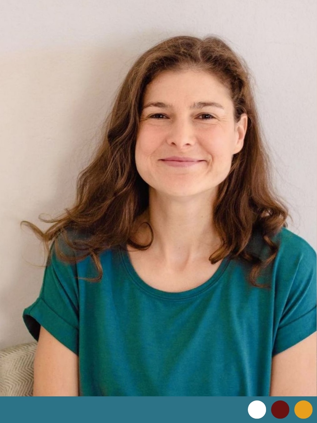 Ulrike, Kuscheltherapeutin und Kuschelpartyanbieterin in Dresden. Sie eröffnet sichere Räume der wohltuenden Berührung.