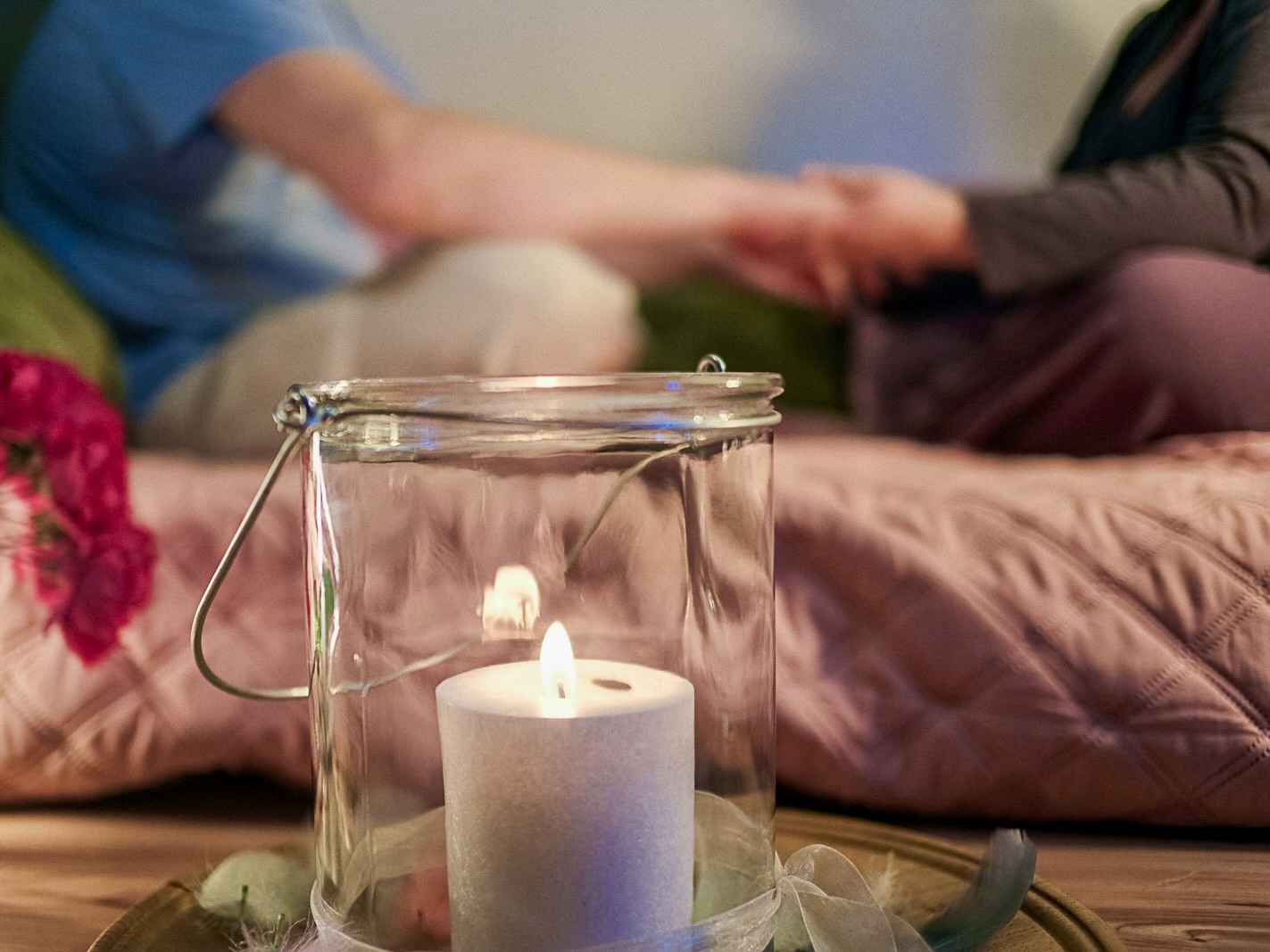 kuscheln-regensburg-jeanette, Hände halten im Sitzen