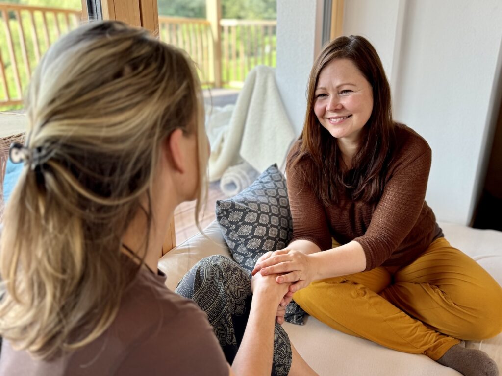 ausbildung-kuscheltherapie-angeline-unterstützt eine Teilnehmerin