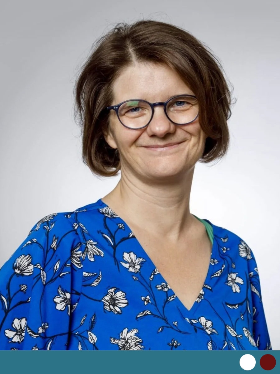 Kuscheltherapeutin Karina hält einen Raum der zugewandten Offenheit und freut sich auf eine kuschelige Begegnung mit dir.