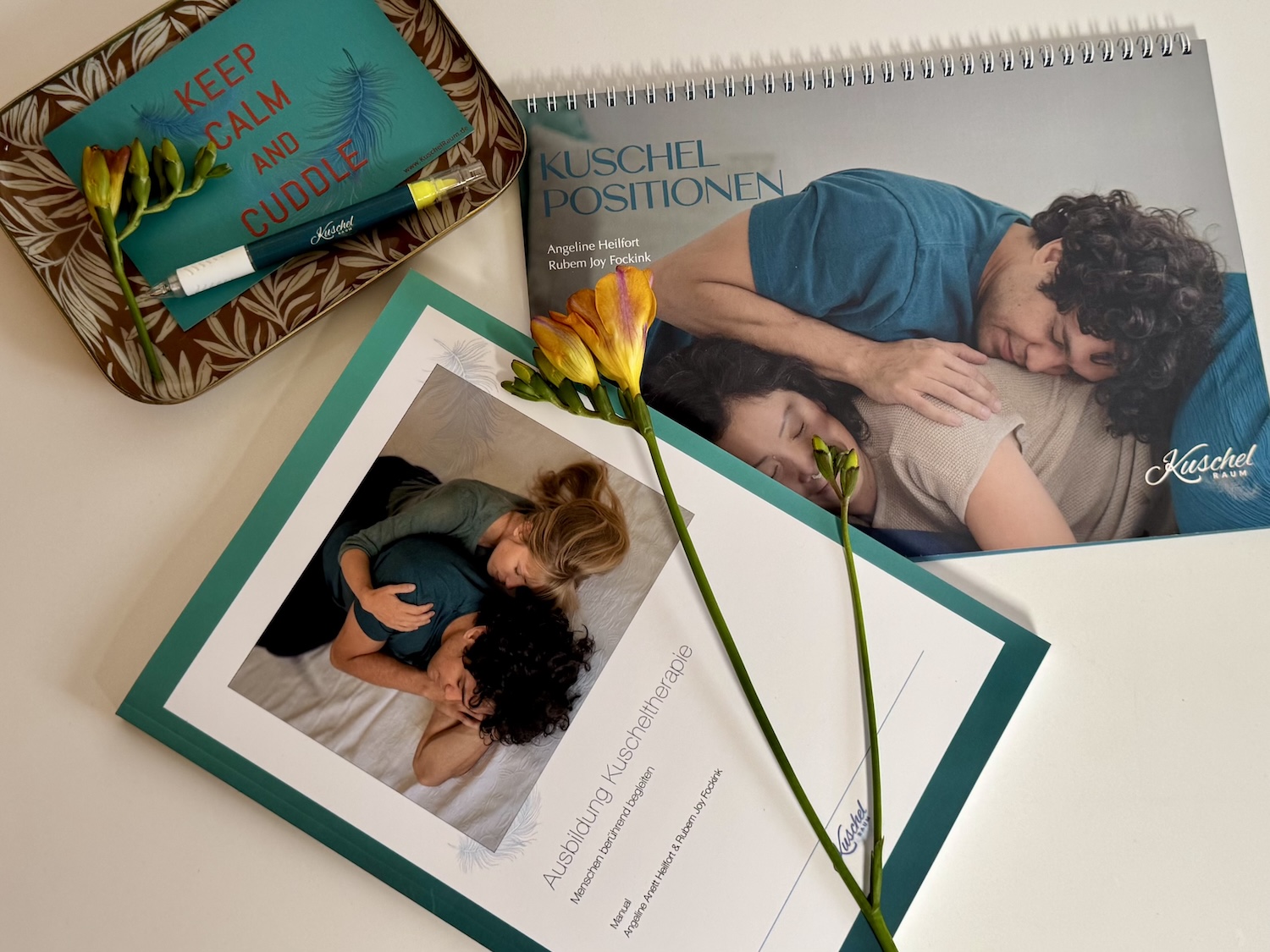 Ausführliche Unterlagen für die Ausbildung in Kuscheltherapie im KuschelRaum. Geballtes Wissen, ein Nachschlagewerk für dich.