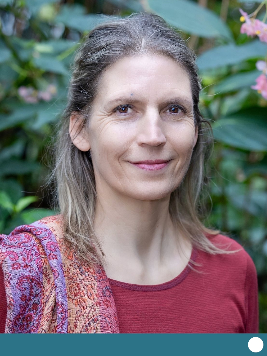 Kuscheltherapeutin Marie-Luise begleitet dich mit ihrer liebevollen Präsenz. Erlebe Kuscheltherapie in Magdeburg.