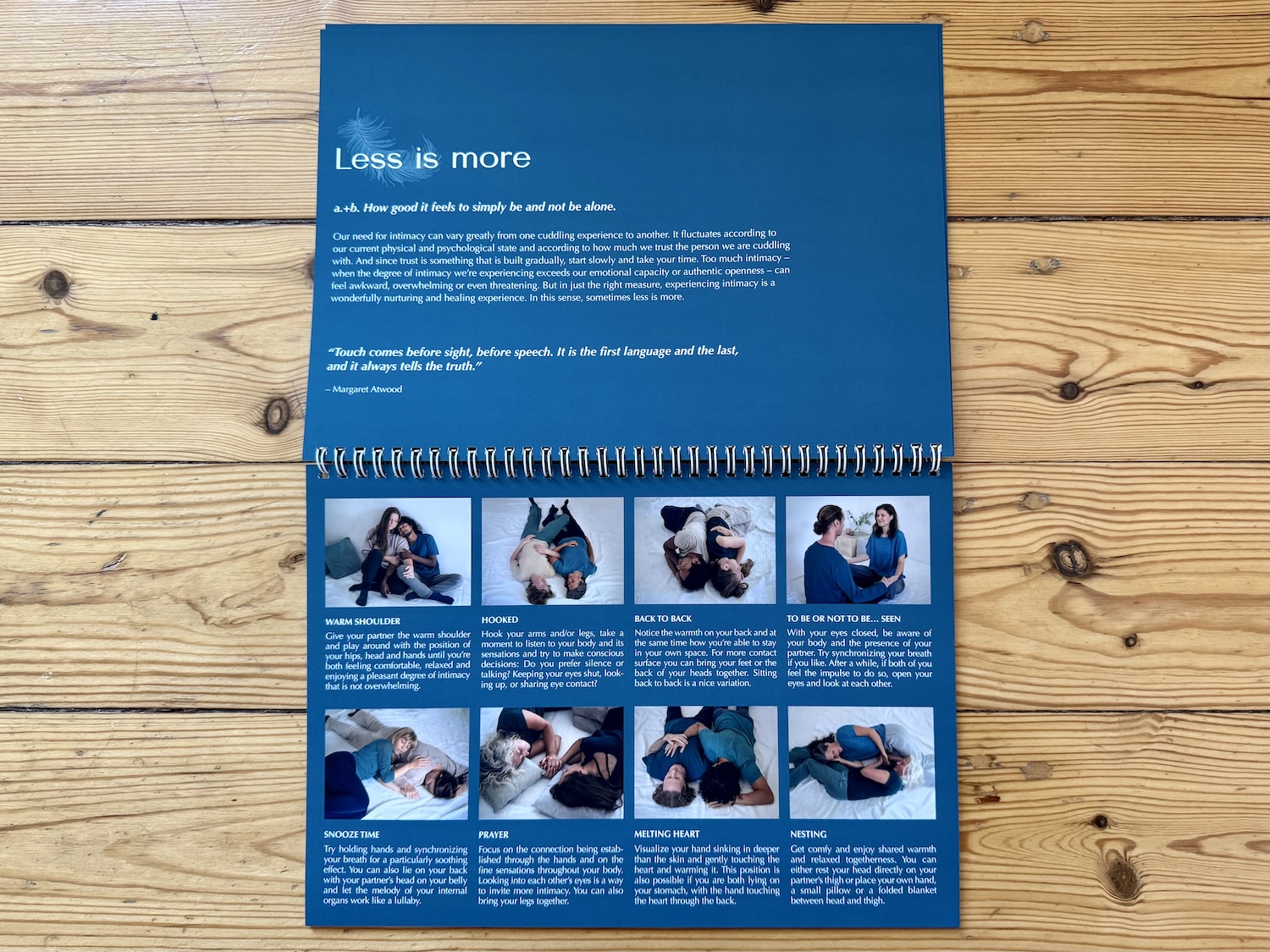 Kuschel Booklet mit vielen Kuschelpositionen. Lass dich inspirieren und kuschele dich durch die Seiten. Willkommen im KuschelRaum.