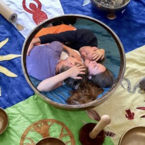 Kuscheln und Klangreise – eine sinnliche, berührende Erfahrung für Ohr und Haut. Erlebe diese besondere Erfahrung im KuschelRaum.