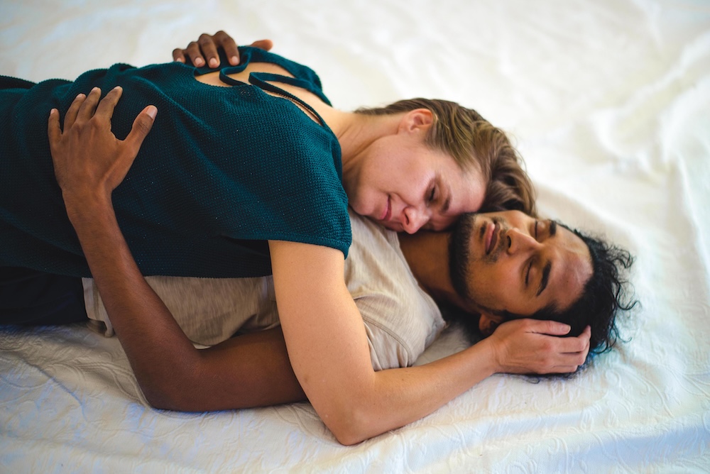 Warnsignale in Tantrakursen erkennen und Grenzen wahren für das Erleben sicherer Räume.