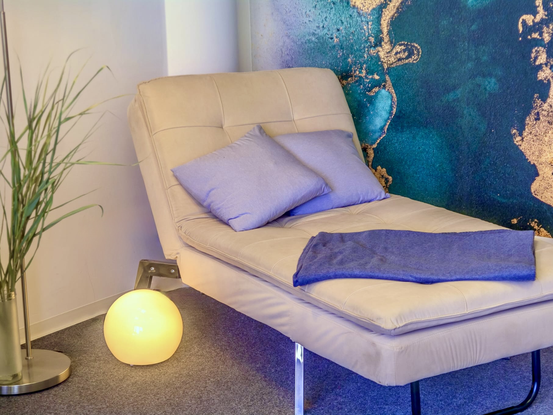 Kuschelfläche im Kuschelraum, Berlin. Sich wohlfühlen und liebevolle Berührung empfangen.