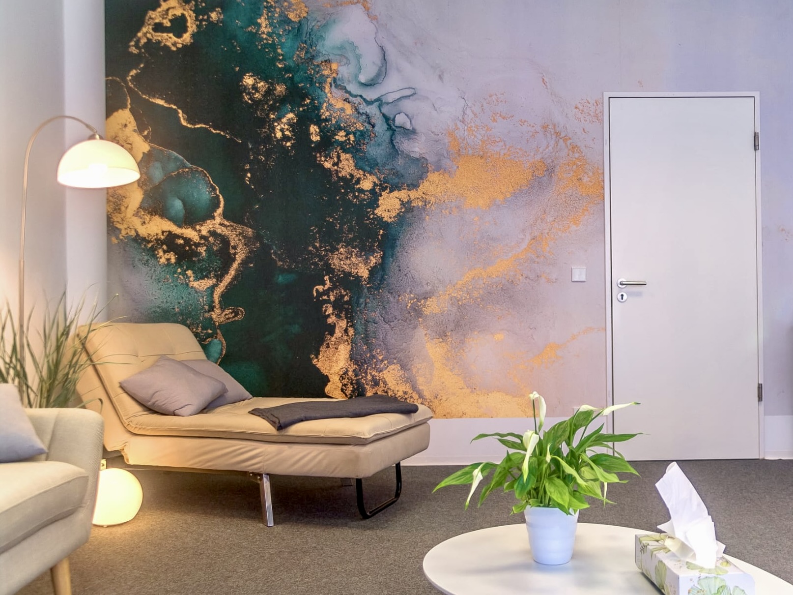 Herzlich Willkommen zur Kuscheltherapie. Sich wohlfühlen und liebevolle Berührung empfangen.