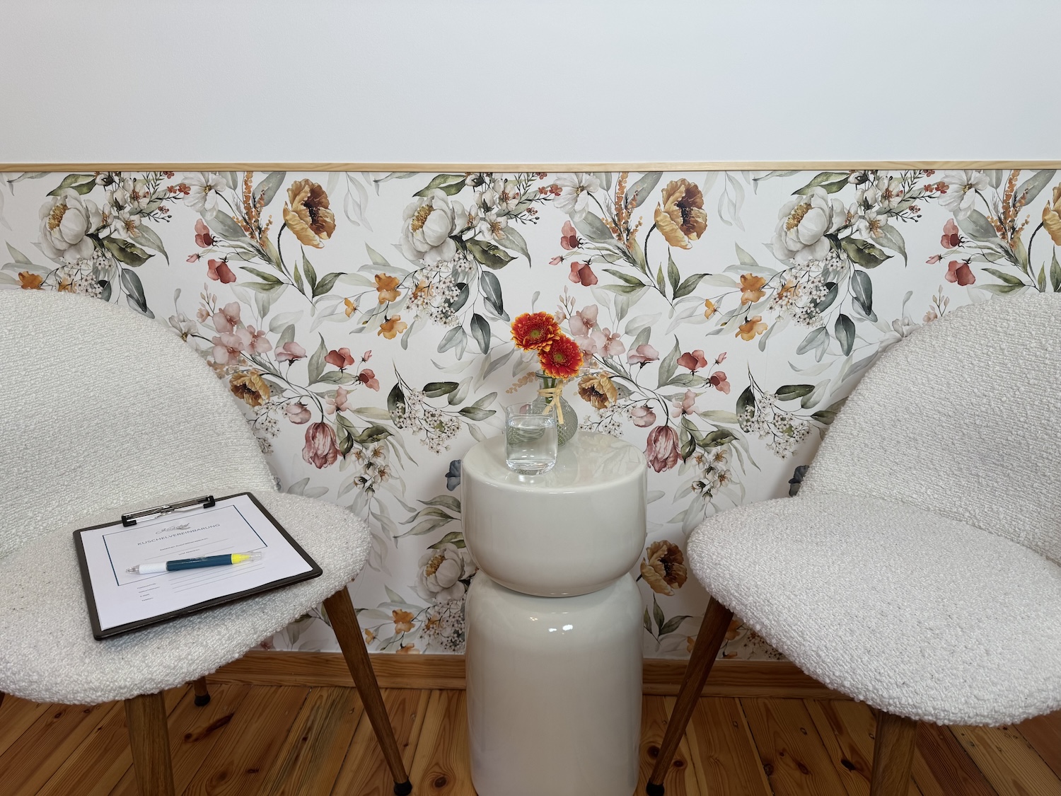 Kuscheltherapie in Berlin. Beim Vorgespräch klären wir deine Fragen, Grenzen und Wünsche für dein bestes Kuschelerlebnis.