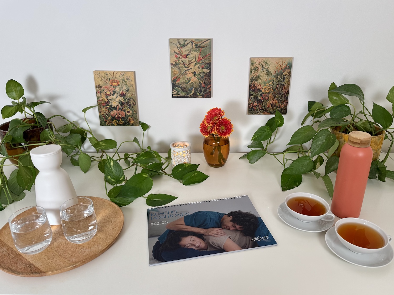 Kuscheltherapie in Berlin - Ankommen bei einem Tee und Kuschelpositionen im Boooklet entdecken.