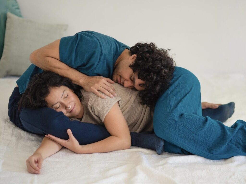 Prozessorientierte Übungssituation: Kuscheltherapeut schützt eine Klientin in haltgebendem Körperkontakt (Cocoon).