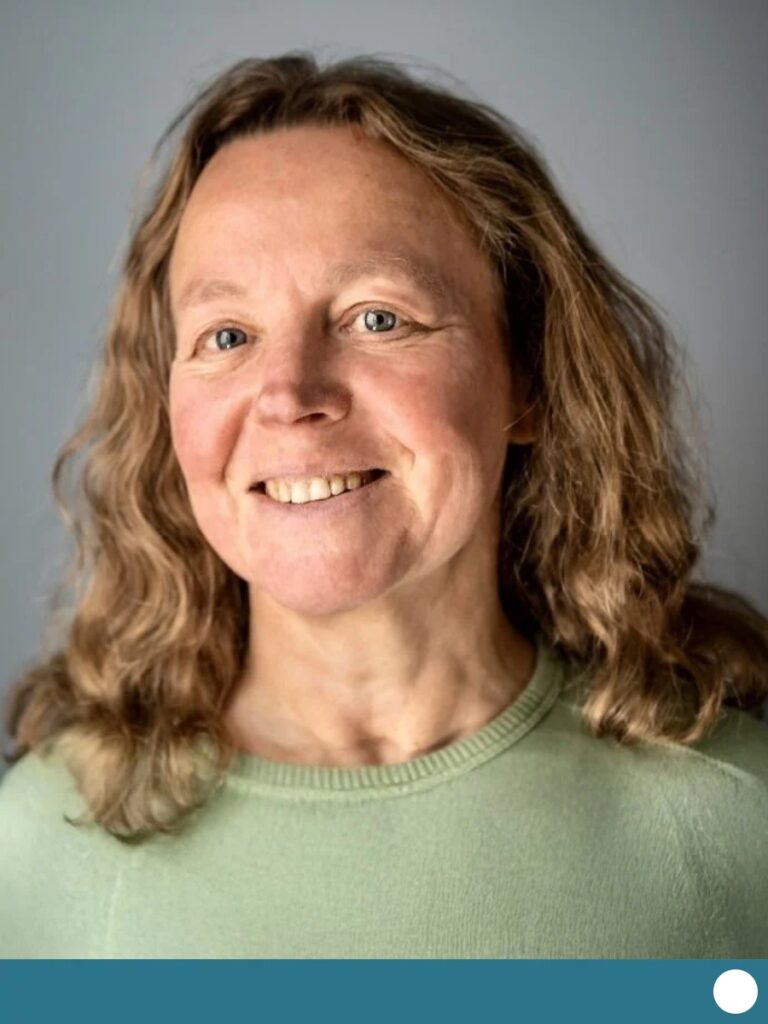 Karina ist zertifizierte Kuscheltherapeutin in Nürnberg und Amberg und eröffnet einen Raum voller sanfter Präsenz und Fürsorge.