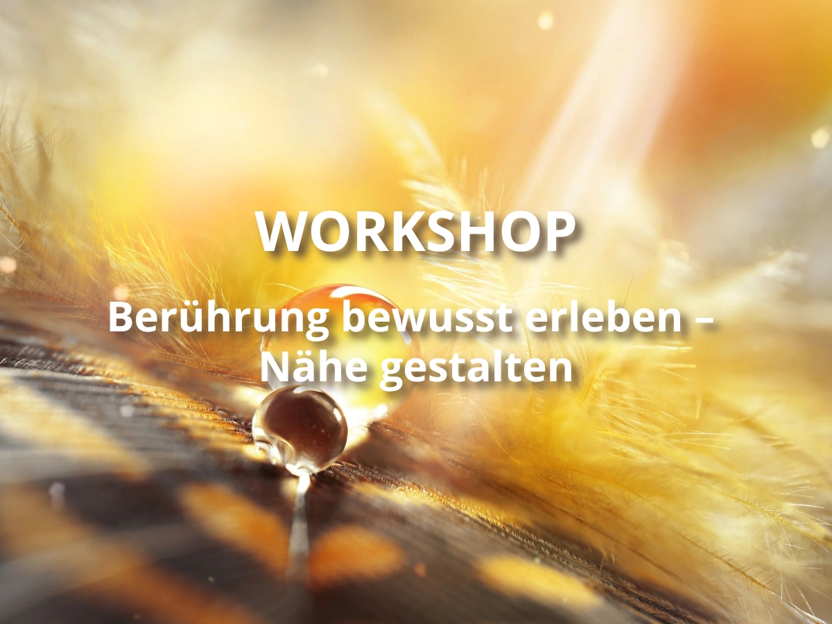 Gelbe Feder mit Wassertropfen – Symbol für bewusste Berührung und achtsame Nähe